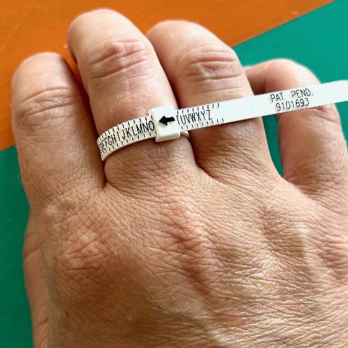 Multisizer on middle finger, size O